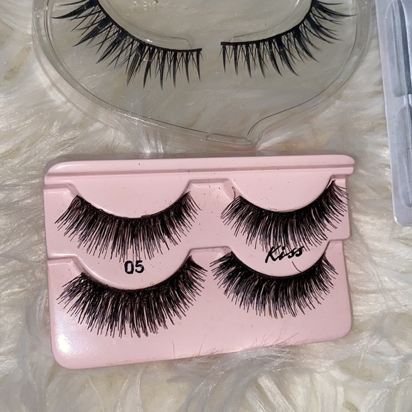 Bundle of false lashes - Picture 6 of 7